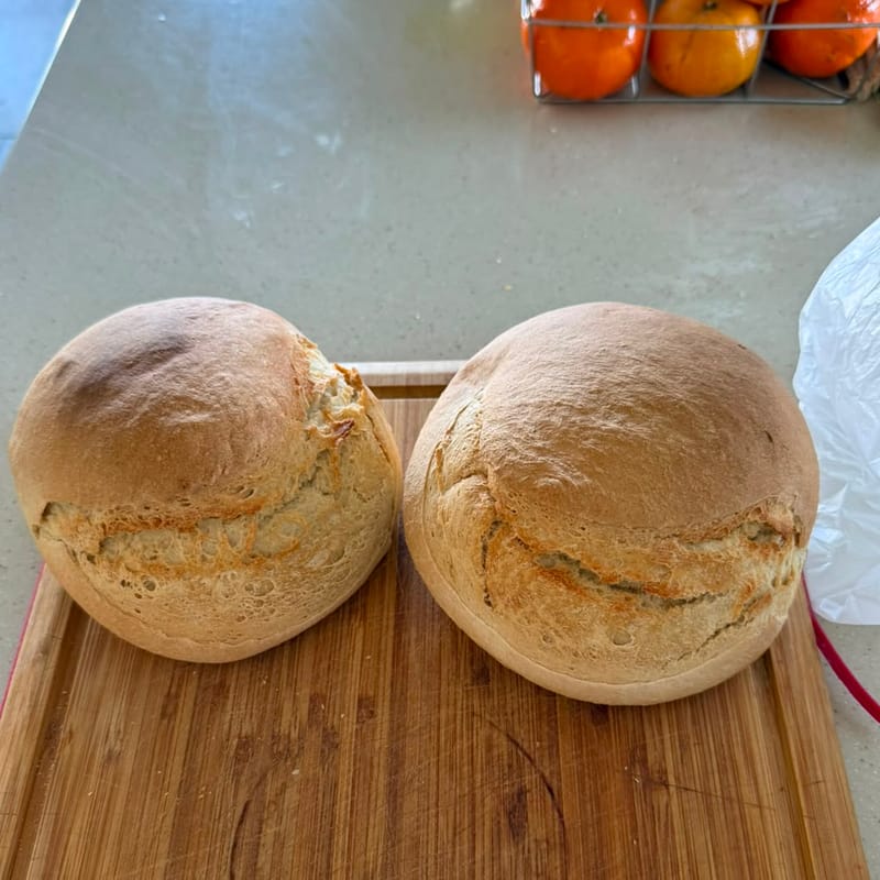 Dos panes caseros redondos sobre una tabla